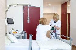 Pflegerin misst den Blutdruck