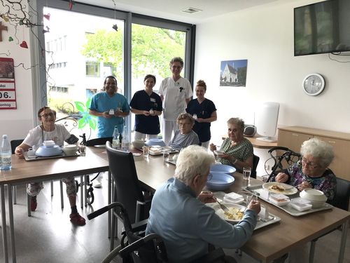 Geriatrische Patienten freuen sich über süße Überraschung 