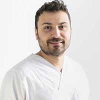 Zaid Dyab Facharzt für Orthopädie und Unfallchirurgie, Zusatzbezeichnungen Spezielle Unfallchirurgie, Zertifizierter Wirbelsäulen-Chirurg der DWG, D-Arzt